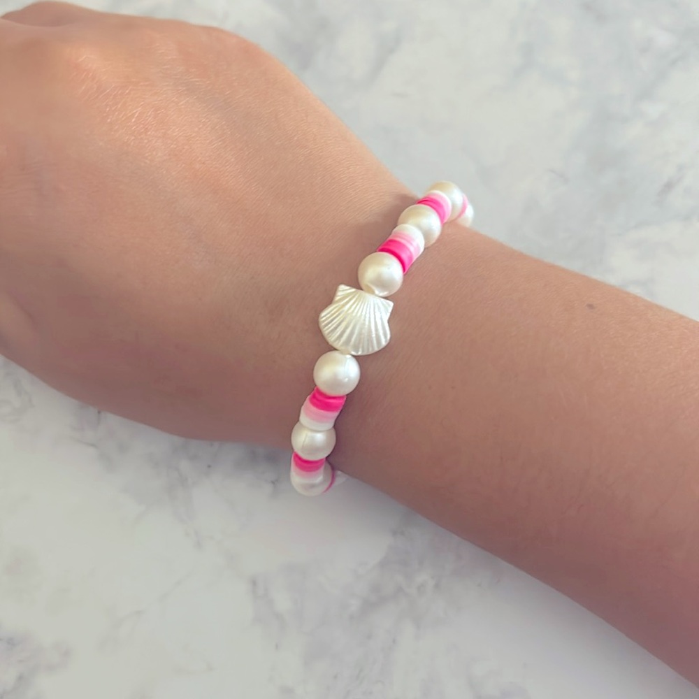 BEACHY SEASHELLS PEARL CLAY BEAD BRACELET!